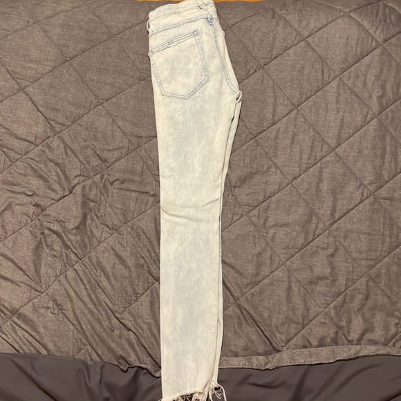 H&M light wash skinny jeans - Picture 2 of 6